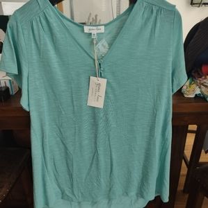 NWT Grace & Lace 3 button pin tucked Top - Medium